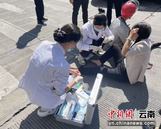 路遇車禍，臨滄市中醫醫院醫生緊急救援